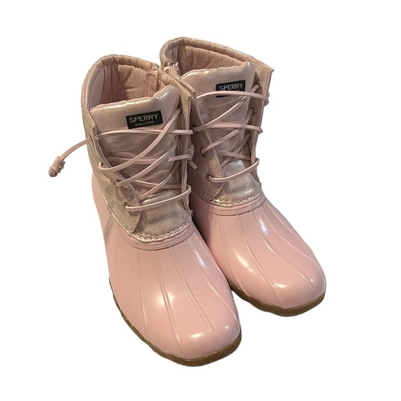 Sperry Big Kid's Saltwater Metallic Pink Duck Boot - Picture 4 of 13